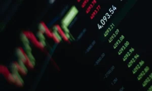 Tiền mã hóa, vàng và USD lao dốc, dầu tăng vọt vì chiến tranh giữa Iran và Israel