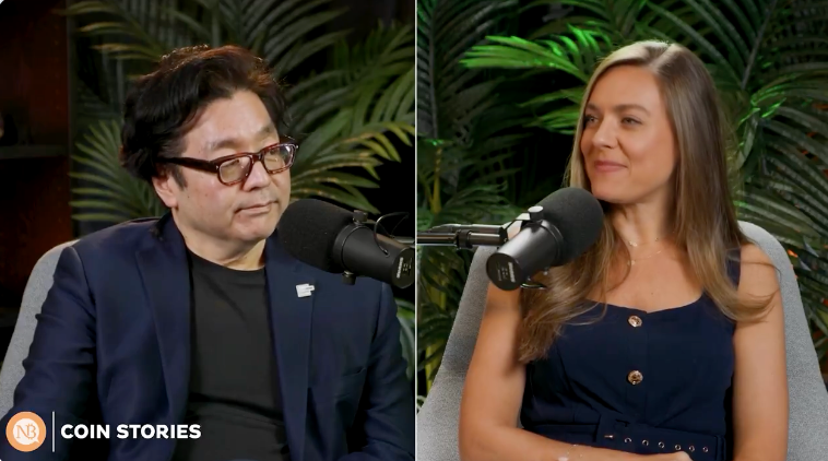 Tom Lee, đồng sáng lập Fundstrat (trái) nói chuyện với Natalie Brunell (phải) trên podcast Coin Stories. Nguồn: Natalie Brunell.