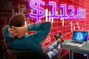 Thị trường phái sinh Bitcoin cho thấy sự thận trọng gia tăng trong bối cảnh dữ liệu kinh tế vĩ mô yếu kém, nhưng dòng vốn vào ETF Bitcoin và sự tích lũy của các công ty báo hiệu tâm lý lạc quan. Những điểm chính Phí quyền chọn bán (put option) Bitcoin tăng cao báo hiệu tâm lý thận trọng của nhà giao dịch. Số lượng việc làm tuyển dụng ở Mỹ gần mức thấp nhất trong 5 năm, làm tăng lo ngại suy thoái và rủi ro kinh tế chậm lại tiềm ẩn. 518 triệu đô la chảy vào các quỹ ETF Bitcoin vào thứ Hai, trong khi các công ty đại chúng tiếp tục tích lũy, thắt chặt nguồn cung có sẵn. Các nhà giao dịch chuyên nghiệp của Bitcoin vẫn cảm thấy không thoải mái khi nắm giữ rủi ro giảm giá bất chấp mức tăng gần đây lên 114.000$, khi thị trường phái sinh cho thấy sự sợ hãi gia tăng. Các nhà giao dịch có khả năng đang cân nhắc xem các chỉ số này có phản ánh mối lo ngại rộng lớn về tăng trưởng kinh tế toàn cầu hay nỗi sợ cụ thể đối với thị trường tiền điện tử hay không. Độ lệch 30 ngày của quyền chọn Bitcoin (put-call). Nguồn: Laevitas.ch Chỉ số độ lệch (skew) Bitcoin đã chạm 5% vào thứ Ba nhưng cuối cùng trở lại 8%, báo hiệu một khoản phí bảo hiểm cao hơn cho quyền chọn bán (put options). Trong điều kiện trung lập, độ lệch BTC thường dao động trong khoảng từ -6% đến 6%. Nỗ lực không thành công để giành lại 115.000$ đã làm các nhà giao dịch thất vọng, đặc biệt khi vàng duy trì động lực tăng giá, giao dịch chỉ thấp hơn 0.6% so với mức cao nhất mọi thời đại vào thứ Ba. Vàng đã tăng 16.7% trong hai tháng qua, trong khi Chỉ số Đô la Mỹ (DXY) liên tục gặp khó khăn trong việc giành lại mức 98.5, phản ánh niềm tin yếu hơn vào tình hình tài khóa của chính phủ Mỹ. Đồng đô la Mỹ yếu hơn có xu hướng làm chậm tiêu dùng do hàng nhập khẩu trở nên đắt hơn, đồng thời giảm doanh thu thuế từ thu nhập quốc tế của các công ty niêm yết tại Mỹ. Chỉ số Đô la Mỹ (bên trái) so với vàng/USD (bên phải). Nguồn: TradingView / Cointelegraph Các nhà đầu tư ngày càng lo ngại rằng nền kinh tế Mỹ có thể gặp rủi ro sau khi dữ liệu thị trường việc làm tiếp tục cho thấy sự yếu kém. Cục Thống kê Lao động Mỹ đã báo cáo 7.23 triệu việc làm tuyển dụng trong tháng 8, một mức đang tiếp cận mức thấp nhất trong 5 năm. Các nhà kinh tế tại Viện Chính sách Kinh tế lưu ý vào thứ Ba: “Yêu cầu bảo hiểm thất nghiệp liên bang cao gấp đôi so với năm ngoái.” Chỉ số S&P 500 đã cho thấy khả năng phục hồi đáng kể trong bối cảnh bất ổn này, khi các nhà giao dịch dự đoán việc cắt giảm lãi suất tiếp theo từ Cục Dự trữ Liên bang Mỹ (Fed) và bơm thêm thanh khoản. Tổng tài sản trên bảng cân đối kế toán của Fed đã ổn định vào tháng 9 sau 30 tháng giảm liên tiếp, báo hiệu một sự đảo ngược tiềm năng có thể hỗ trợ các thị trường chấp nhận rủi ro. Tổng tài sản của Cục Dự trữ Liên bang Mỹ, triệu USD. Nguồn: Federal Reserve Sự hạn chế ít hơn trong các chính sách kinh tế có tác động tích cực kép đối với các công ty, vì nó làm giảm chi phí vốn và giảm lợi nhuận của nhà đầu tư đối với các công cụ thu nhập cố định. Không giống như Bitcoin, các công ty niêm yết mang lại triển vọng thông qua cổ tức, mua lại cổ phiếu và cơ hội thông qua sáp nhập và mua lại, do đó không hoàn toàn phụ thuộc vào mức độ việc làm hoặc tăng trưởng kinh tế rộng lớn hơn. Tỷ lệ quyền chọn bán trên mua của Bitcoin vẫn ổn định, không cho thấy sự gia tăng nhu cầu giảm giá Các nhà giao dịch Bitcoin không nhất thiết phải giảm giá, mặc dù cá voi và nhà tạo lập thị trường miễn cưỡng chấp nhận rủi ro giảm giá. Việc phân tích chỉ số quyền chọn bán trên mua (put-to-call) rất hữu ích để xác định xem nhu cầu đối với các chiến lược trung lập-đến-giảm giá có tăng lên hay không. Phí quyền chọn bán trên mua Bitcoin tại Deribit, USD. Nguồn: Laevitas.ch Phí trả cho quyền chọn bán (sell) đã tụt lại phía sau các công cụ quyền chọn mua (buy) trên Deribit, cho thấy các chiến lược trung lập-đến-tăng giá đã có nhu cầu nhiều hơn. Sự tăng đột biến bất ngờ vào thứ Bảy không mang tính đại diện, vì tổng phí được trả ngày hôm đó ít hơn 13 triệu đô la. Nhìn chung, dữ liệu cho thấy không có dấu hiệu căng thẳng hoặc sự gia tăng nhu cầu đối với các vị thế giảm giá. Dòng vốn ròng 518 triệu đô la vào các quỹ ETF giao ngay Bitcoin vào thứ Hai cung cấp bằng chứng rõ ràng về nhu cầu đối với một công cụ phòng ngừa độc lập, không nhất thiết tương quan với vàng. Các công ty đại chúng như Strategy (MSTR), MARA Holdings (MARA) và Metaplanet (MTPLF) tiếp tục tích lũy Bitcoin như một chiến lược dự trữ, có khả năng tạo ra một cú sốc nguồn cung. Cuối cùng, sự giảm bớt khẩu vị đối với rủi ro giảm giá trong quyền chọn Bitcoin nên được hiểu là sự phản ánh mối lo ngại kinh tế vĩ mô rộng lớn hơn đang gia tăng chứ không phải là kỳ vọng giảm giá.