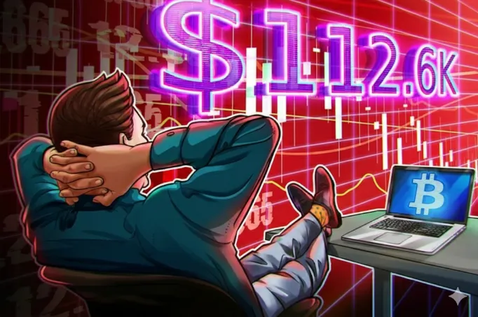 Thị trường phái sinh Bitcoin cho thấy sự thận trọng gia tăng trong bối cảnh dữ liệu kinh tế vĩ mô yếu kém, nhưng dòng vốn vào ETF Bitcoin và sự tích lũy của các công ty báo hiệu tâm lý lạc quan. Những điểm chính Phí quyền chọn bán (put option) Bitcoin tăng cao báo hiệu tâm lý thận trọng của nhà giao dịch. Số lượng việc làm tuyển dụng ở Mỹ gần mức thấp nhất trong 5 năm, làm tăng lo ngại suy thoái và rủi ro kinh tế chậm lại tiềm ẩn. 518 triệu đô la chảy vào các quỹ ETF Bitcoin vào thứ Hai, trong khi các công ty đại chúng tiếp tục tích lũy, thắt chặt nguồn cung có sẵn. Các nhà giao dịch chuyên nghiệp của Bitcoin vẫn cảm thấy không thoải mái khi nắm giữ rủi ro giảm giá bất chấp mức tăng gần đây lên 114.000$, khi thị trường phái sinh cho thấy sự sợ hãi gia tăng. Các nhà giao dịch có khả năng đang cân nhắc xem các chỉ số này có phản ánh mối lo ngại rộng lớn về tăng trưởng kinh tế toàn cầu hay nỗi sợ cụ thể đối với thị trường tiền điện tử hay không. Độ lệch 30 ngày của quyền chọn Bitcoin (put-call). Nguồn: Laevitas.ch Chỉ số độ lệch (skew) Bitcoin đã chạm 5% vào thứ Ba nhưng cuối cùng trở lại 8%, báo hiệu một khoản phí bảo hiểm cao hơn cho quyền chọn bán (put options). Trong điều kiện trung lập, độ lệch BTC thường dao động trong khoảng từ -6% đến 6%. Nỗ lực không thành công để giành lại 115.000$ đã làm các nhà giao dịch thất vọng, đặc biệt khi vàng duy trì động lực tăng giá, giao dịch chỉ thấp hơn 0.6% so với mức cao nhất mọi thời đại vào thứ Ba. Vàng đã tăng 16.7% trong hai tháng qua, trong khi Chỉ số Đô la Mỹ (DXY) liên tục gặp khó khăn trong việc giành lại mức 98.5, phản ánh niềm tin yếu hơn vào tình hình tài khóa của chính phủ Mỹ. Đồng đô la Mỹ yếu hơn có xu hướng làm chậm tiêu dùng do hàng nhập khẩu trở nên đắt hơn, đồng thời giảm doanh thu thuế từ thu nhập quốc tế của các công ty niêm yết tại Mỹ. Chỉ số Đô la Mỹ (bên trái) so với vàng/USD (bên phải). Nguồn: TradingView / Cointelegraph Các nhà đầu tư ngày càng lo ngại rằng nền kinh tế Mỹ có thể gặp rủi ro sau khi dữ liệu thị trường việc làm tiếp tục cho thấy sự yếu kém. Cục Thống kê Lao động Mỹ đã báo cáo 7.23 triệu việc làm tuyển dụng trong tháng 8, một mức đang tiếp cận mức thấp nhất trong 5 năm. Các nhà kinh tế tại Viện Chính sách Kinh tế lưu ý vào thứ Ba: “Yêu cầu bảo hiểm thất nghiệp liên bang cao gấp đôi so với năm ngoái.” Chỉ số S&P 500 đã cho thấy khả năng phục hồi đáng kể trong bối cảnh bất ổn này, khi các nhà giao dịch dự đoán việc cắt giảm lãi suất tiếp theo từ Cục Dự trữ Liên bang Mỹ (Fed) và bơm thêm thanh khoản. Tổng tài sản trên bảng cân đối kế toán của Fed đã ổn định vào tháng 9 sau 30 tháng giảm liên tiếp, báo hiệu một sự đảo ngược tiềm năng có thể hỗ trợ các thị trường chấp nhận rủi ro. Tổng tài sản của Cục Dự trữ Liên bang Mỹ, triệu USD. Nguồn: Federal Reserve Sự hạn chế ít hơn trong các chính sách kinh tế có tác động tích cực kép đối với các công ty, vì nó làm giảm chi phí vốn và giảm lợi nhuận của nhà đầu tư đối với các công cụ thu nhập cố định. Không giống như Bitcoin, các công ty niêm yết mang lại triển vọng thông qua cổ tức, mua lại cổ phiếu và cơ hội thông qua sáp nhập và mua lại, do đó không hoàn toàn phụ thuộc vào mức độ việc làm hoặc tăng trưởng kinh tế rộng lớn hơn. Tỷ lệ quyền chọn bán trên mua của Bitcoin vẫn ổn định, không cho thấy sự gia tăng nhu cầu giảm giá Các nhà giao dịch Bitcoin không nhất thiết phải giảm giá, mặc dù cá voi và nhà tạo lập thị trường miễn cưỡng chấp nhận rủi ro giảm giá. Việc phân tích chỉ số quyền chọn bán trên mua (put-to-call) rất hữu ích để xác định xem nhu cầu đối với các chiến lược trung lập-đến-giảm giá có tăng lên hay không. Phí quyền chọn bán trên mua Bitcoin tại Deribit, USD. Nguồn: Laevitas.ch Phí trả cho quyền chọn bán (sell) đã tụt lại phía sau các công cụ quyền chọn mua (buy) trên Deribit, cho thấy các chiến lược trung lập-đến-tăng giá đã có nhu cầu nhiều hơn. Sự tăng đột biến bất ngờ vào thứ Bảy không mang tính đại diện, vì tổng phí được trả ngày hôm đó ít hơn 13 triệu đô la. Nhìn chung, dữ liệu cho thấy không có dấu hiệu căng thẳng hoặc sự gia tăng nhu cầu đối với các vị thế giảm giá. Dòng vốn ròng 518 triệu đô la vào các quỹ ETF giao ngay Bitcoin vào thứ Hai cung cấp bằng chứng rõ ràng về nhu cầu đối với một công cụ phòng ngừa độc lập, không nhất thiết tương quan với vàng. Các công ty đại chúng như Strategy (MSTR), MARA Holdings (MARA) và Metaplanet (MTPLF) tiếp tục tích lũy Bitcoin như một chiến lược dự trữ, có khả năng tạo ra một cú sốc nguồn cung. Cuối cùng, sự giảm bớt khẩu vị đối với rủi ro giảm giá trong quyền chọn Bitcoin nên được hiểu là sự phản ánh mối lo ngại kinh tế vĩ mô rộng lớn hơn đang gia tăng chứ không phải là kỳ vọng giảm giá.